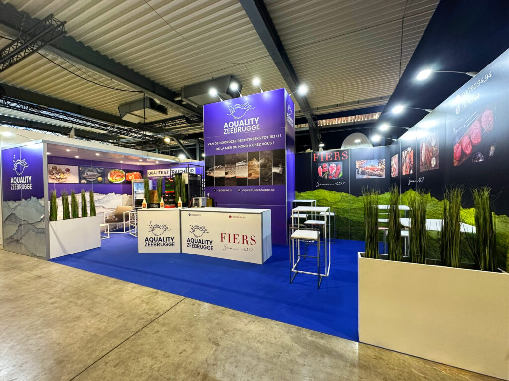 Stand Horecatel Aquality avec espace lounge sous plafond et desk réfrigéré