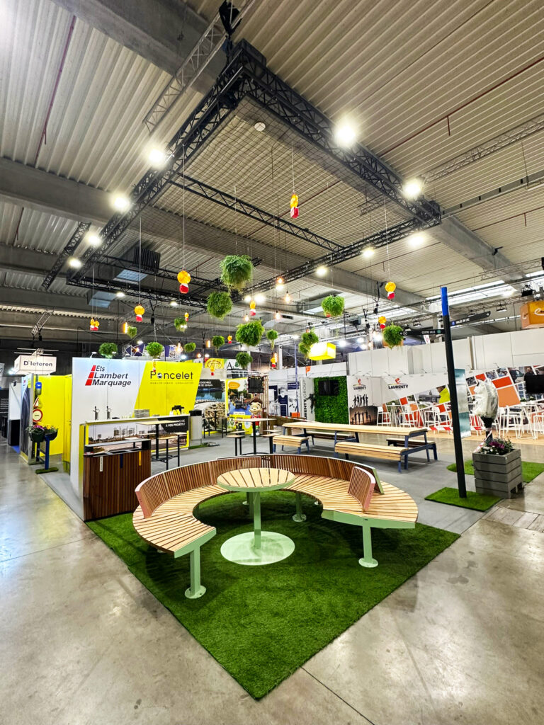 Stand cosy Municipalia Poncelet avec éclairage vintage et mobilier signalisation