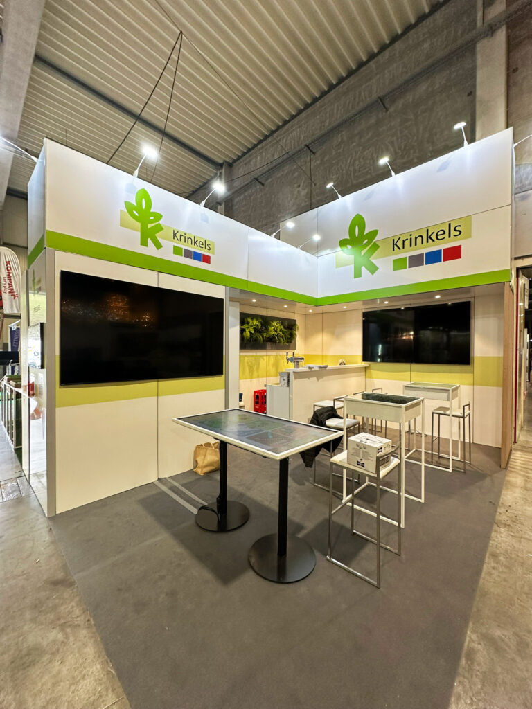 Stand durable Municipalia avec panneaux réutilisables stockés